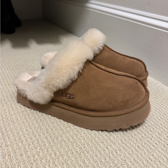 UGG Slippers Womans 9 like new - Picture 1 of 4